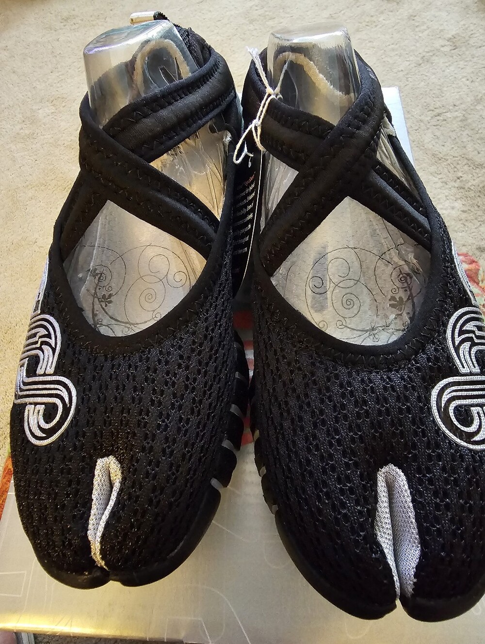 Ahnu Women's Black Yoga Split 7US New